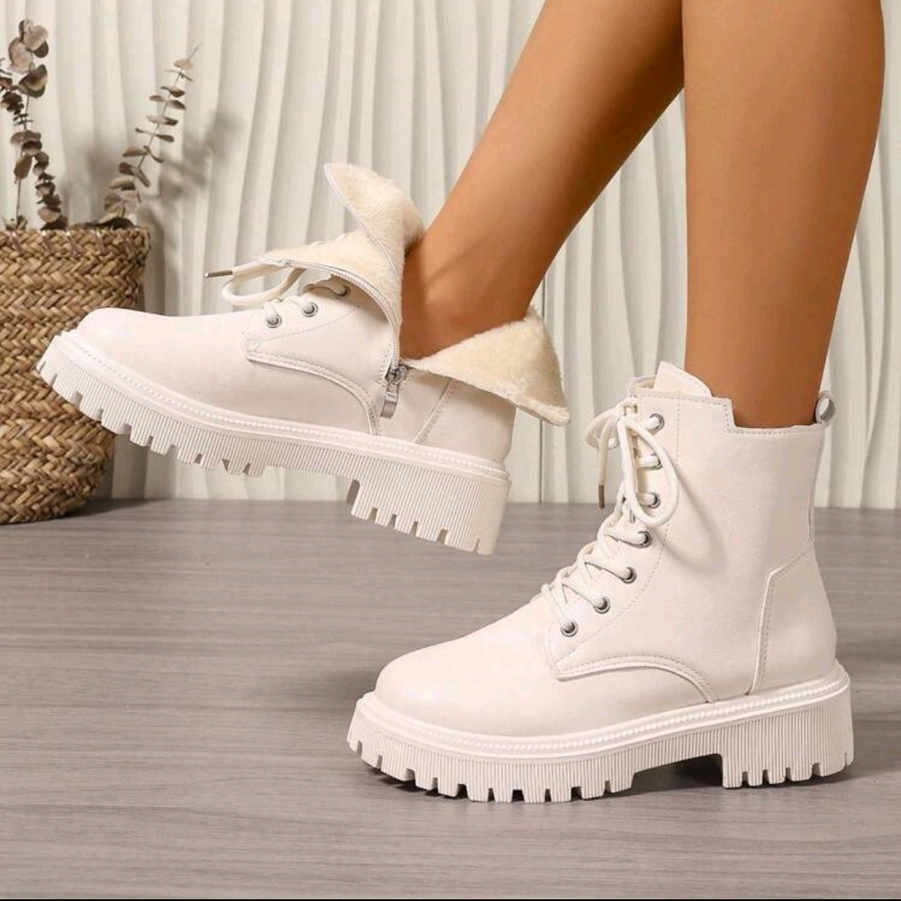 NWT Women's White Lace-Up Ankle Boots Size 9.5/42